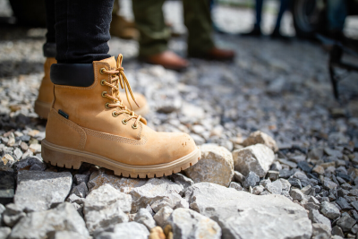 穿着Timberland Boots的学生站在工地的砾石上.